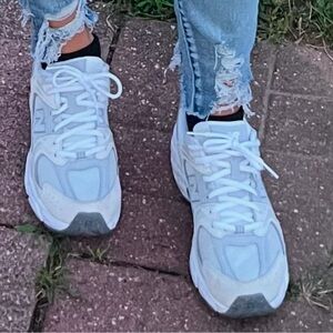 White New Balance 530’s